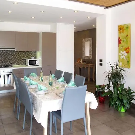 Дом отдыха Sleeps 7 Pool Air Con Wifi Caramagna Ligure