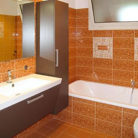 Sleeps 7 Pool Air Con Wifi